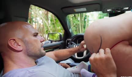 A girl with big tits gave herself to a guy right in the car