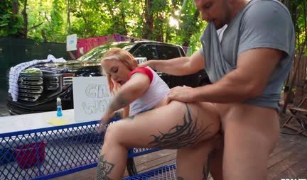 A girl with big tits gave herself to a guy right in the car