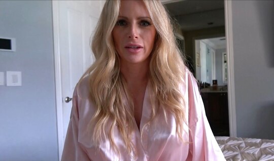 The mother flashed her tits and pleased her stepson with ...