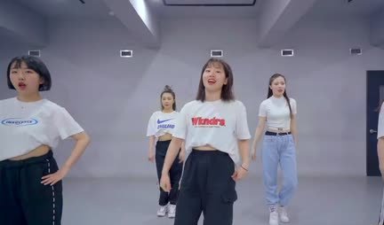 Young Asian girls skillfully shake their delicious asses