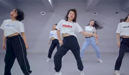 Young Asian girls skillfully shake their delicious asses