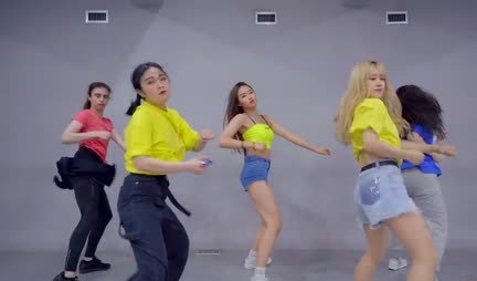 Young Asian girls skillfully shake their delicious asses