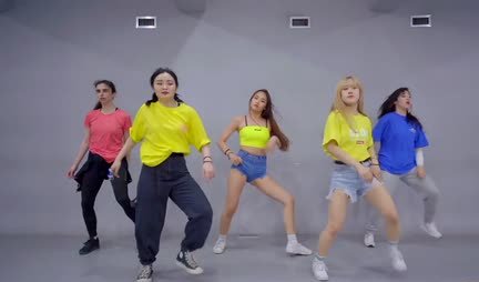 Young Asian girls skillfully shake their delicious asses