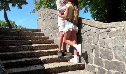 The girl wiggled her ass and picked up a guy for home sex