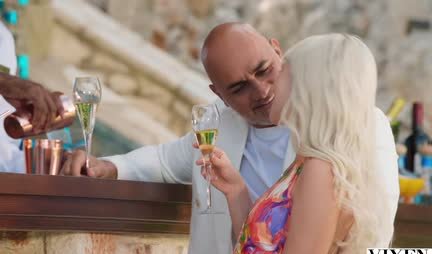 The blonde fell for a rich guy and now sucks him