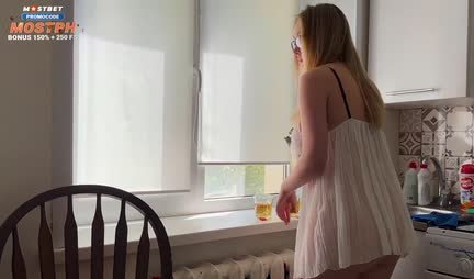 Russian woman let a lustful courier lick her pussy