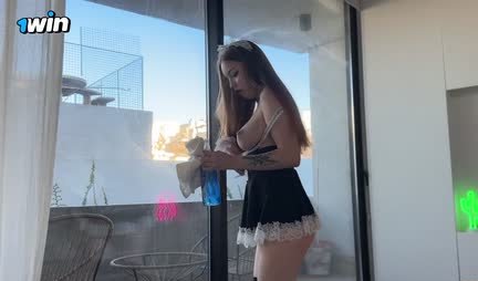 The young housekeeper turned out to be able to give a great blowjob