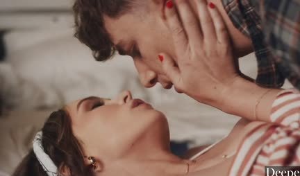 A beauty with a tight ass is ready to fuck in the back of a car