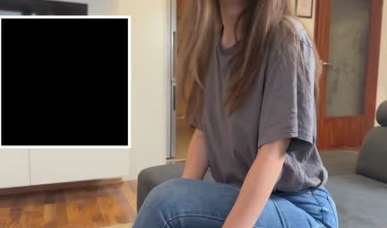 A girl with a seductive ass sucks in home porn