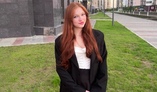 Red -haired girl came to visit to suck a member