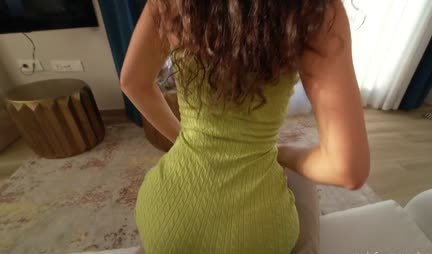 In homemade porn, girl seduces a beautiful ass of a guy