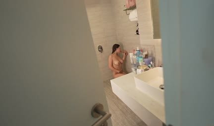 The Russian neighbor decided to ride a member after the shower