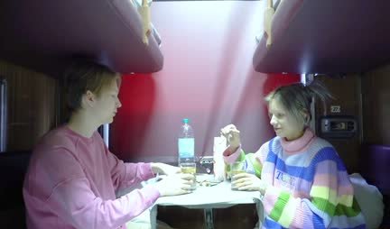 A young girl with a guy met on a train and surrendered to him