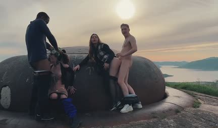 The guys took the girls to nature and fried in butt