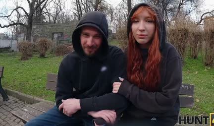 Red -haired led to the pickup and changed her boyfriend