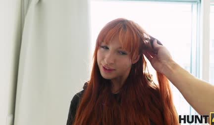 Red -haired led to the pickup and changed her boyfriend