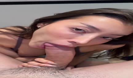 A beautiful Asian between the boobs clasped and mastered the guy