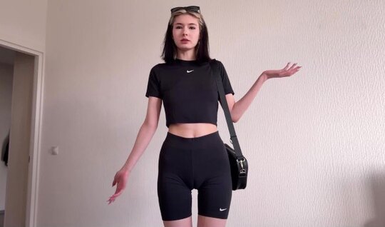 Young girl came to a guy to suck