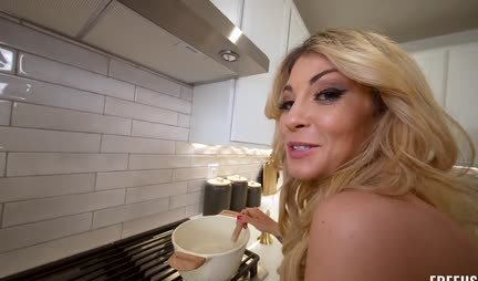 A pretty mother with an elastic ass is always ready to get up with cancer