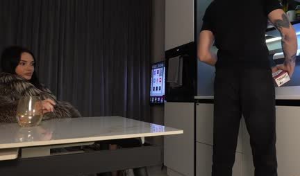 Russian prostitute skillfully pleases the strong barrel of the client