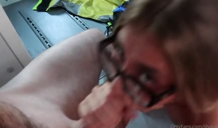 Girl got sex in a car with men from the police