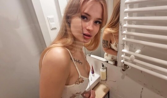 Russian girl experienced a buzz in the bathroom in the mo...
