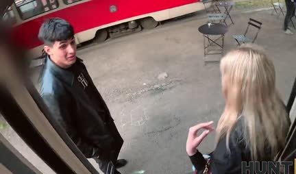 The blonde cheated on her pelch right before his eyes