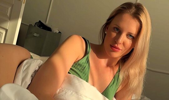 Russian bitch is ready to suck a strong trunk in the morning