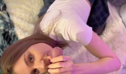 A young half -sister in a short skirt is trying a brother member