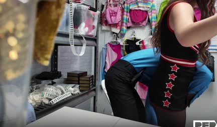 Thief in torn tights fucks with a guard