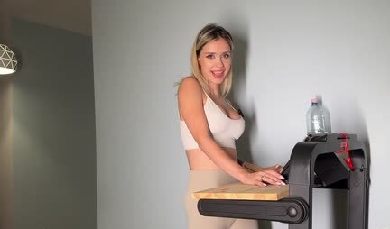 Sports beauty in leggings is ready for hot sex training