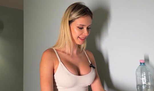 Sports beauty in leggings is ready for hot sex training