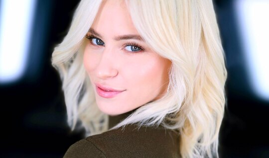 At the casting, a pretty girl sucks a dick close-up