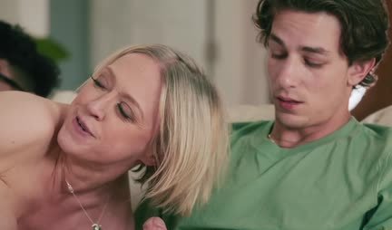 An experienced mature woman had a threesome with young guys