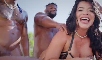 In a group sex, a beauty tastes the urine of excited guys