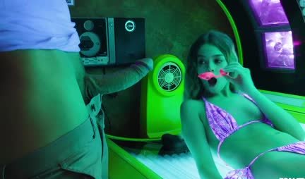 The solarium is not only for tanning, but also for sex with two dicks