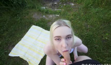 A girl with big tits gave herself to a guy in nature