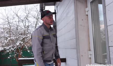 The young bitch decided to try the delivery guy’s strong dick