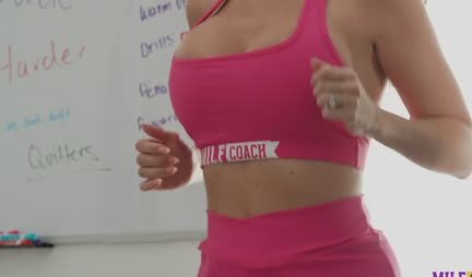 A mature woman with big tits charmed the trainer
