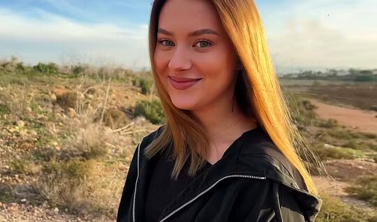 The pickup artist invited the Russian girl to his place t...