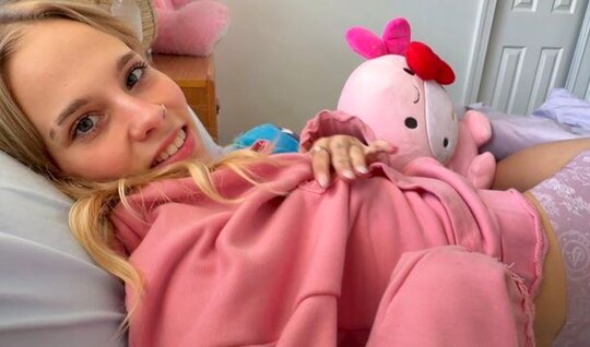 In close-up porn, stepsister took hold of her brother's p...