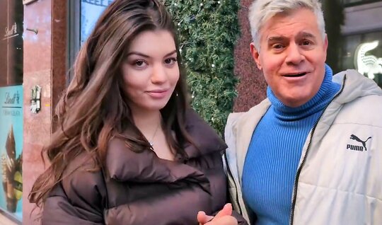 Brunette cheated on her dad just for the thrill