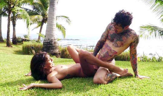 Tatuirovannykh guy with a girlfriend gets fucked in the w...